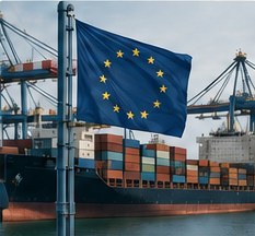 Drapeau européen flottant au-dessus d’un terminal à conteneurs.