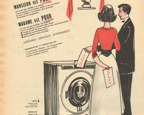 Publicité des années 1950 pour un lave-linge, montrant un couple en tenue de soirée devant l'appareil.