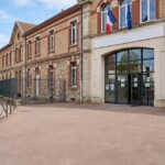 Élèves devant l’entrée d’un collège