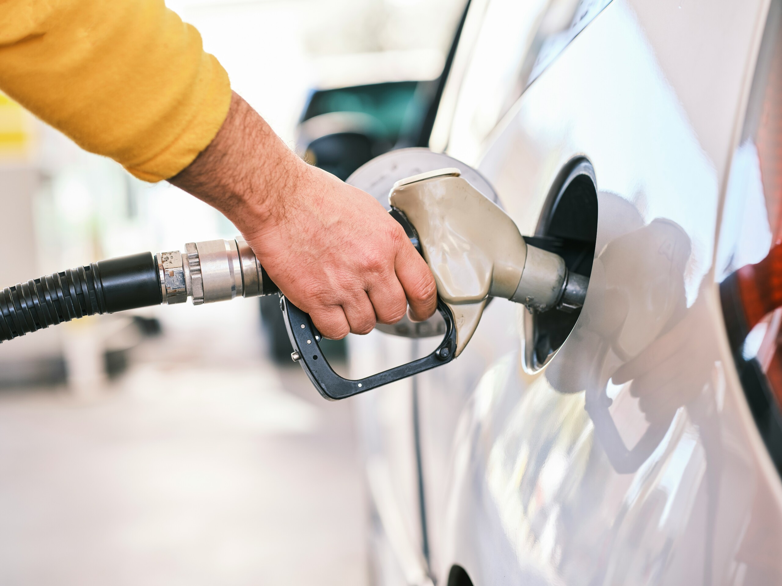 Pourquoi la baisse du pétrole ne se retrouve-t-elle pas toujours à la pompe ?