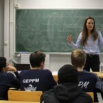 Une enseignante devant une classe de lycéens